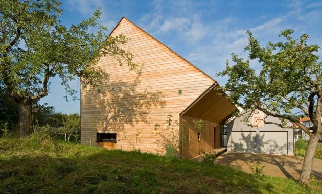 Colina House: A Big House with Concrete Walls and Solid Brick Walls