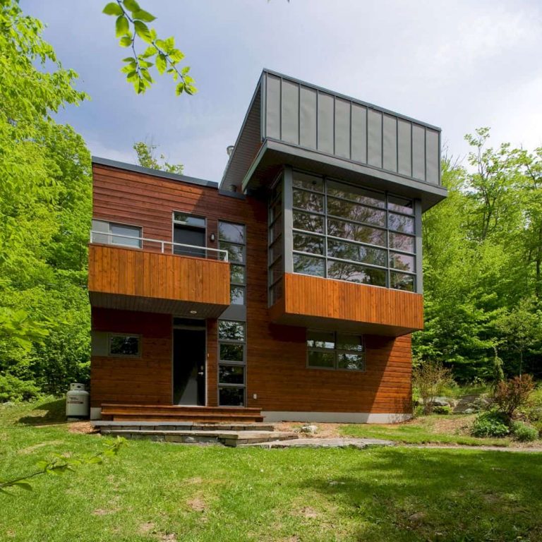 Vermont-sur-le-Lac Residence: A Residence with Two Volumes and Wood ...