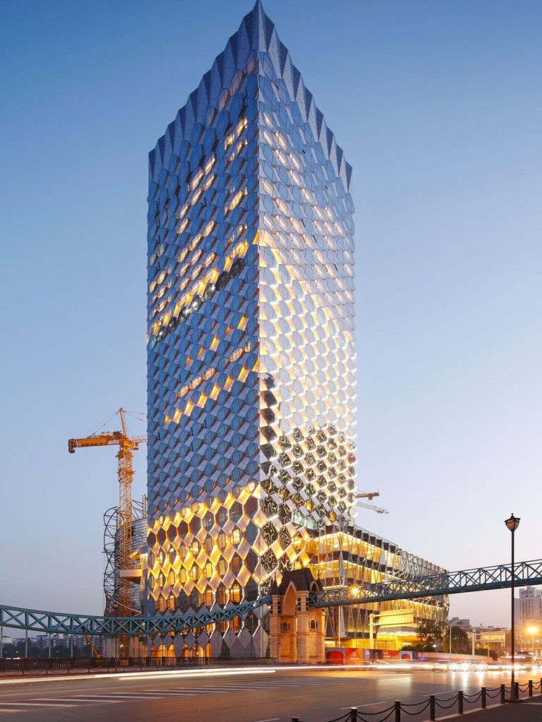 Wanda Reign Wuhan: Luxury Hotel with Dynamic Cladding Made from Glass ...