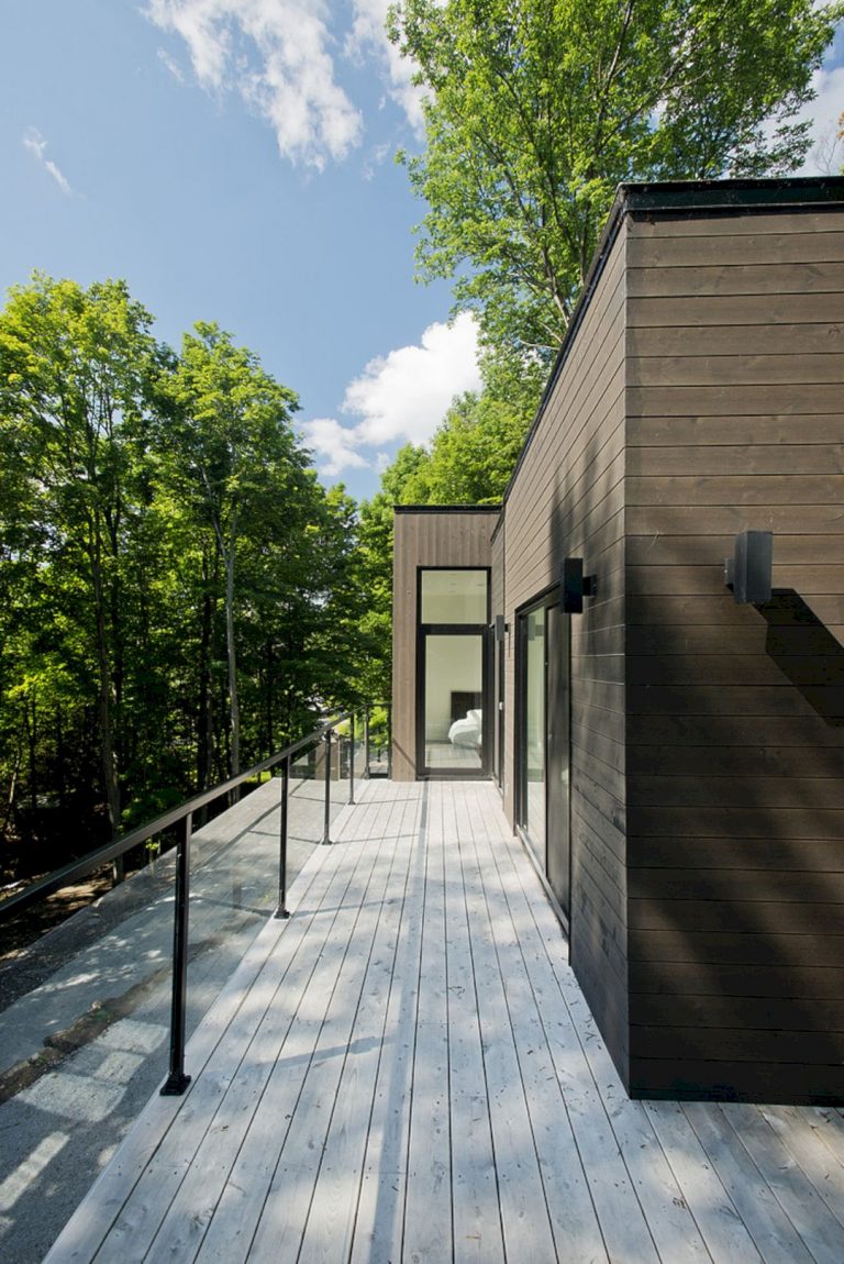 Chalet Lac Champlain: A Contemporary Cottage Acting as Observation Post ...