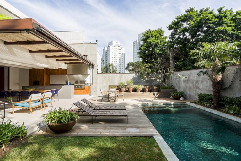 10 Backyard Designs with Entertaining Space Surrounding The Pool