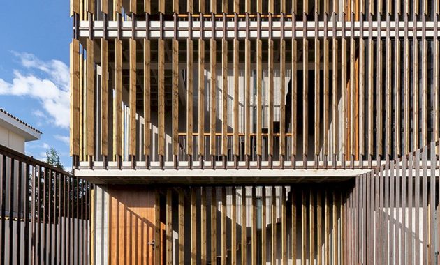 Edificio Criba: Fragmenting Walls of A Unique House with Permeable ...