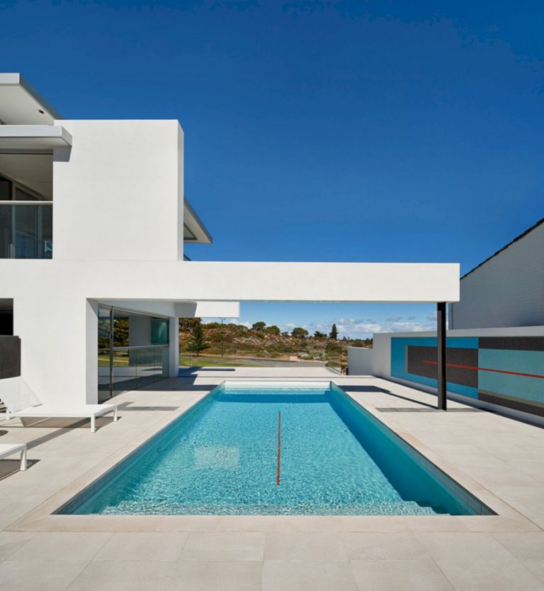 House of Planes: A Modern House with A Sequence of Horizontal and ...