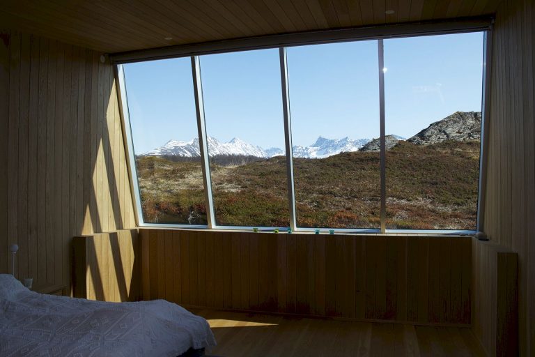 Cabin In Lyngen Alps: A Beautiful Harmony Between A Cabin And Its ...