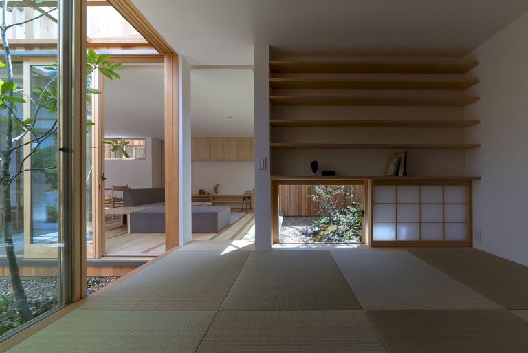House in Akashi: A Single-Storey House with Three Courtyards and ...