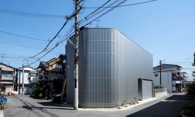 House in Otori: A Two-Story Wooden House with Comfortable Living Space ...