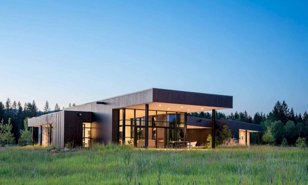 Confluence House: The Main House and Guest Cabin with A Flat-Roofed Design