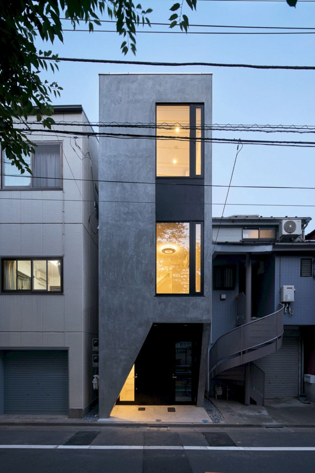 Higashi Ikebukuro House: A Rental Store and House with Structural ...