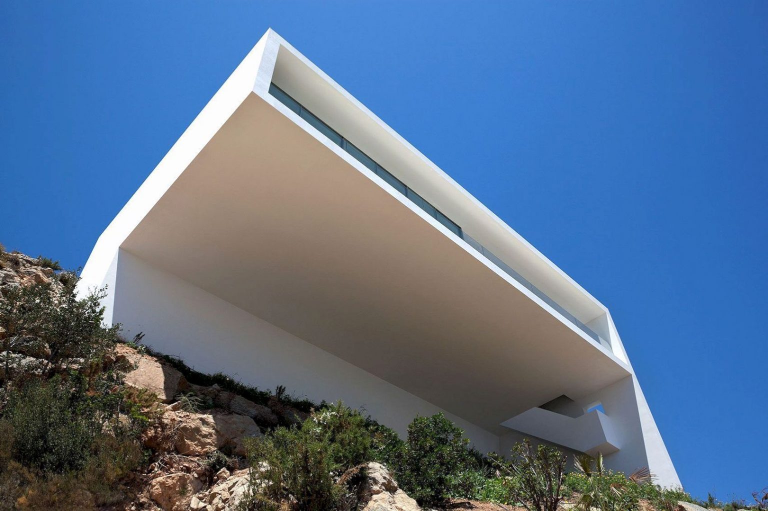 HOUSE ON THE CLIFF: A Unique House with A Concrete Structure and Smooth ...