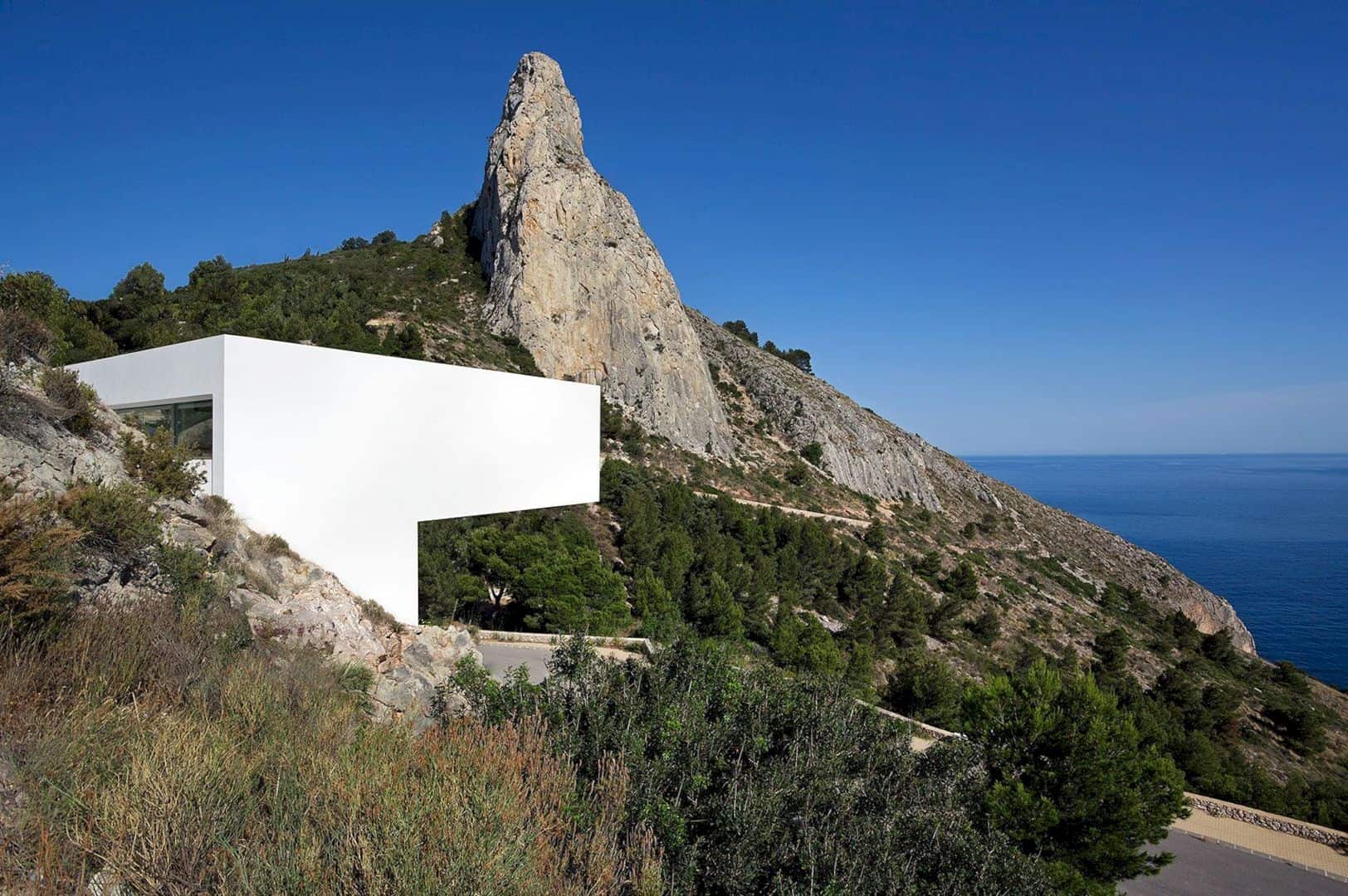 HOUSE ON THE CLIFF 14