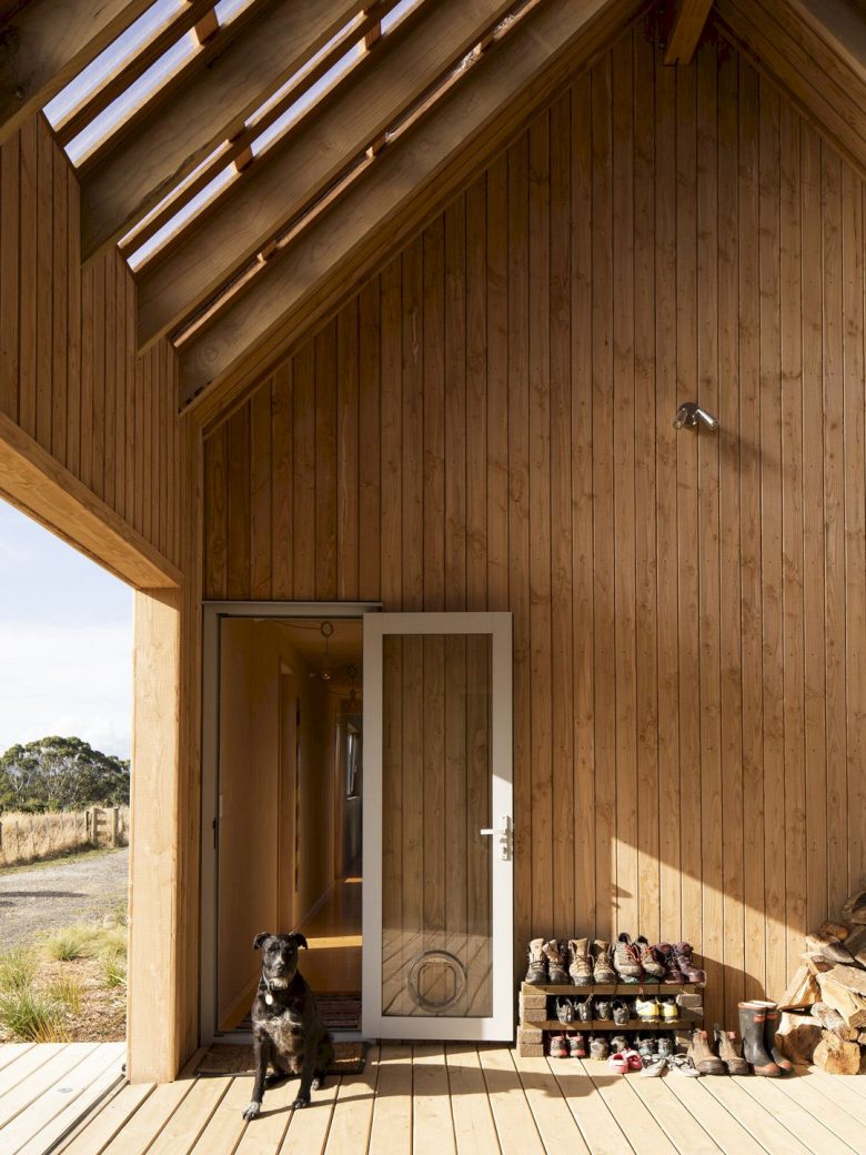 karangahake-house-a-family-home-with-a-warm-cross-laminated-timber-floors