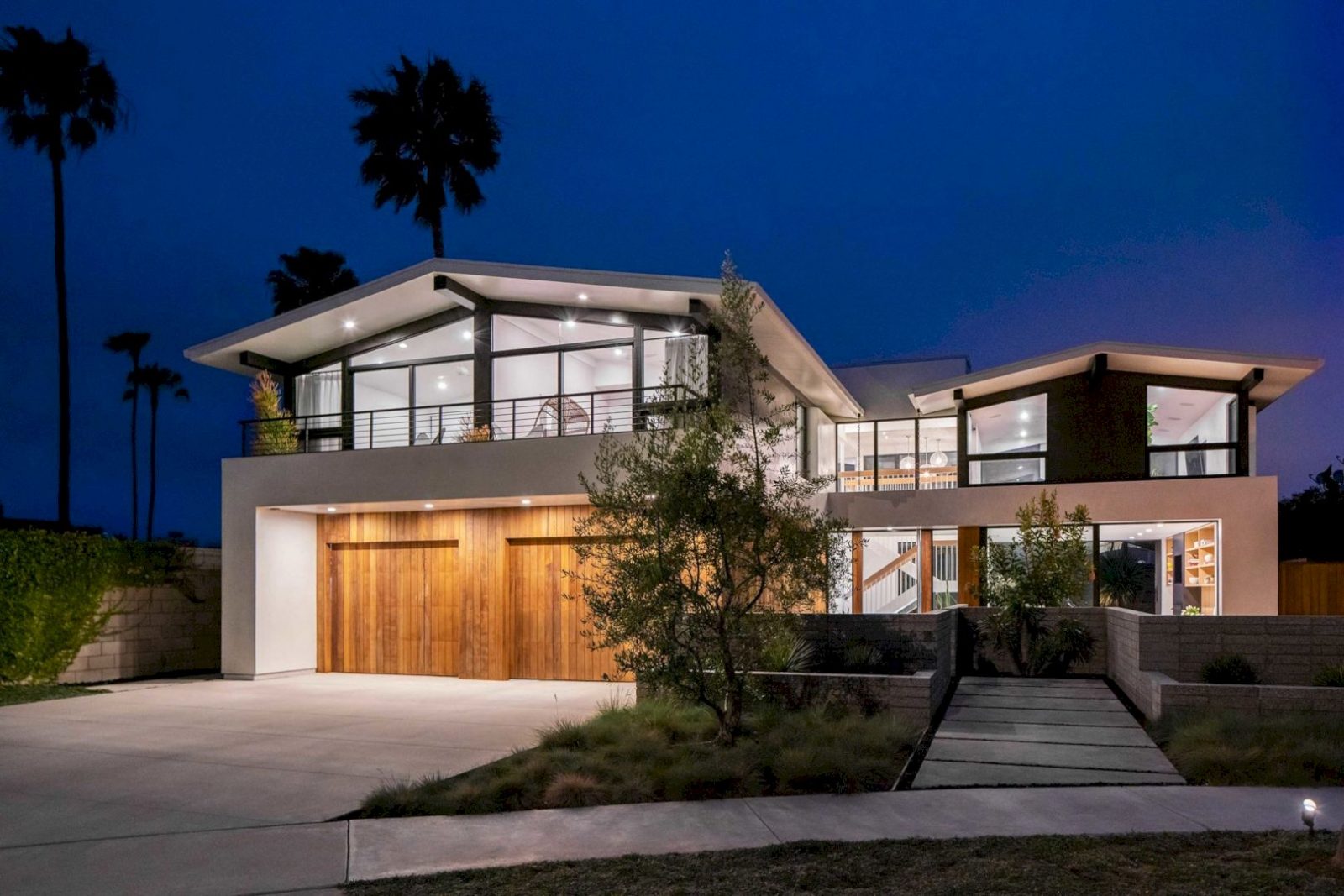 Phelps Residence: A Regional Mid-Century House with A Two-Story Stucco ...