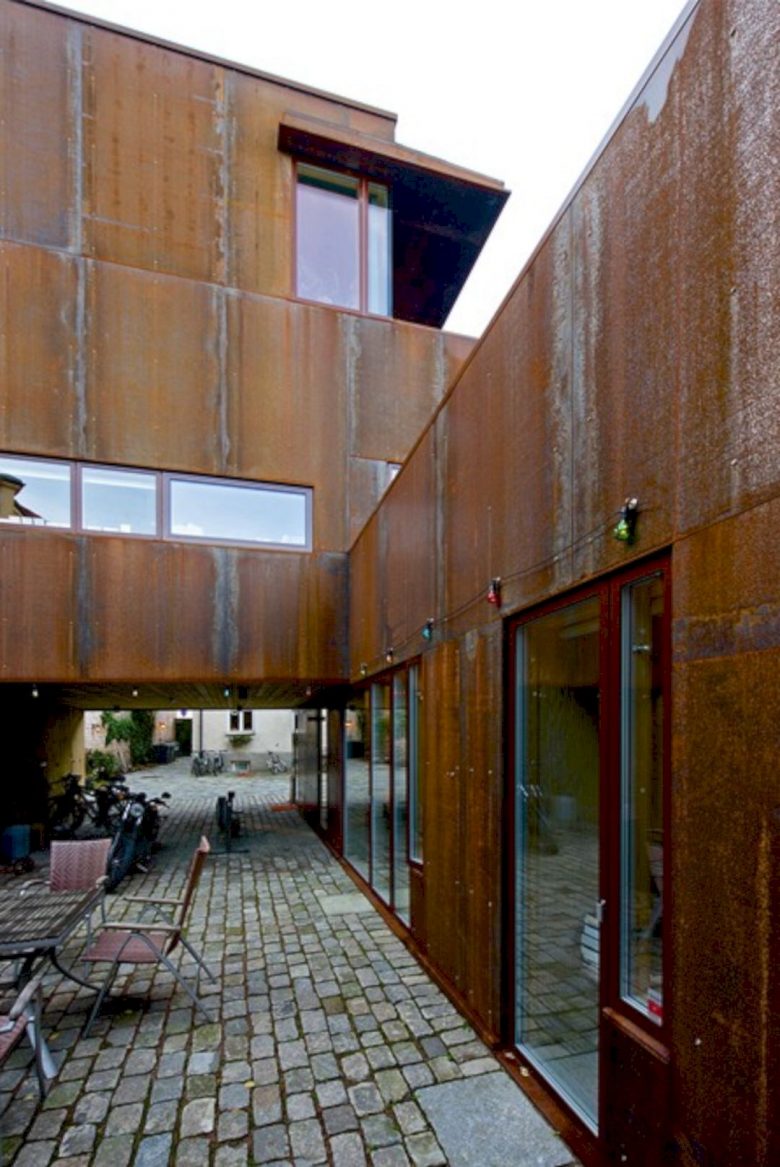 Rust House: A Flexible Family House with Three Volumes and L-Shaped ...