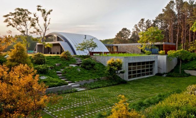 Arc House: A Single-Family House with Unique Arch and Flat-Roofed Section