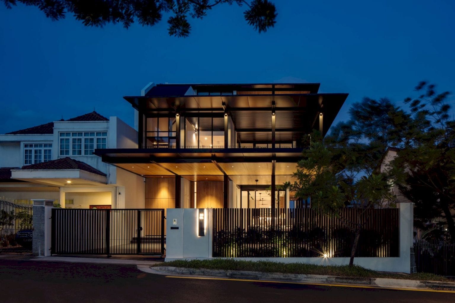 House 25: A Semi-Detached House with A Pavilion-Like Structure