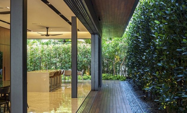 Open Ended House: A Large House with A Delightful Tropical Shade