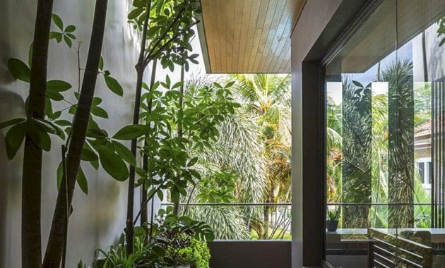 Open Ended House: A Large House with A Delightful Tropical Shade