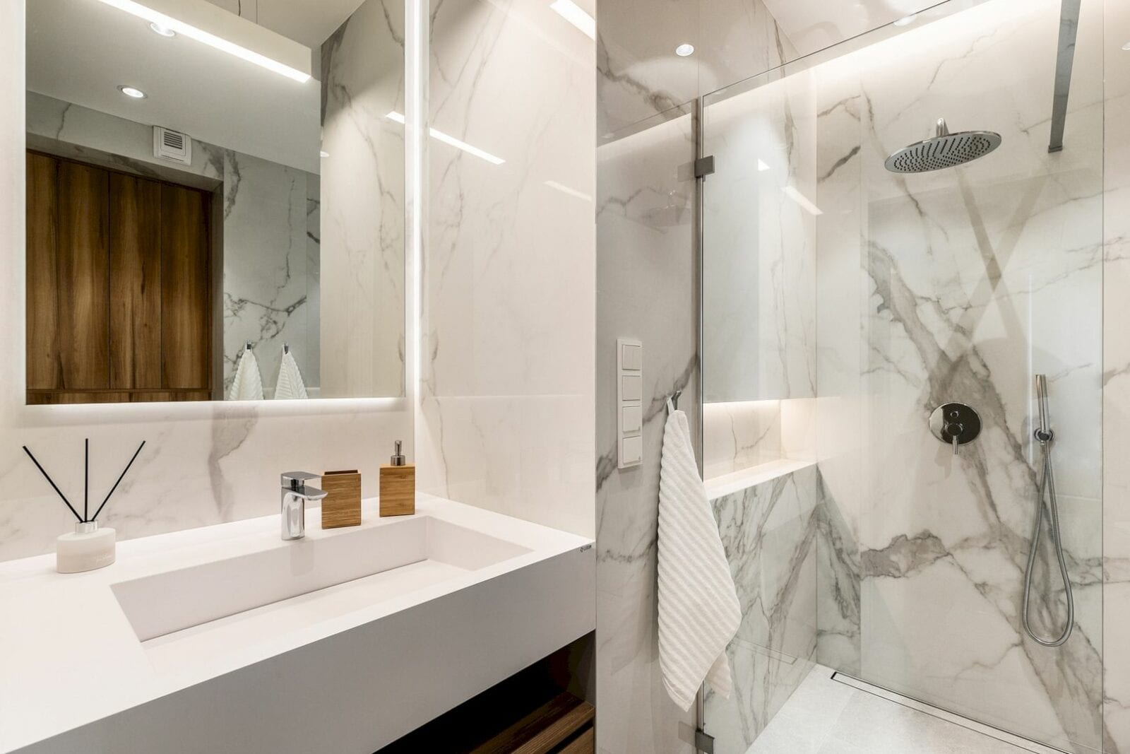 10 Fabulous Master Bathroom Designs With Trendy Marble Accents That ...