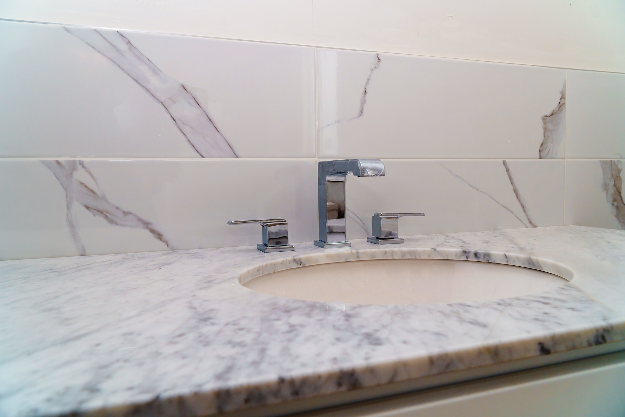 Top 3 Factors to Consider in Choosing Bathroom Countertops