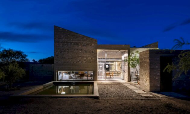 Casa DP: A Wall-Divided House that Communion with its Landscape