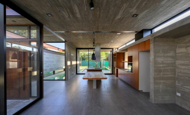 Vivienda En Bruto: A Single-Level House Constructed by Strong, Durable ...