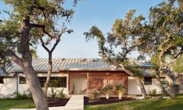 From Clunky To Chic Side Angle Side Transforms A 1970s Ranch Into An Off Grid Oasis In Austin 15