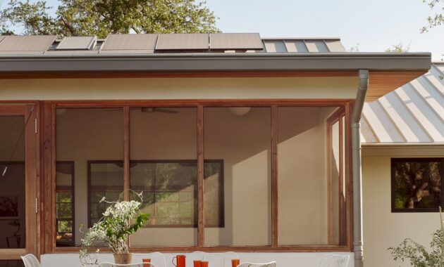 From Clunky To Chic Side Angle Side Transforms A 1970s Ranch Into An Off Grid Oasis In Austin 4