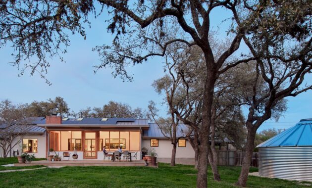 From Clunky To Chic Side Angle Side Transforms A 1970s Ranch Into An Off Grid Oasis In Austin 5